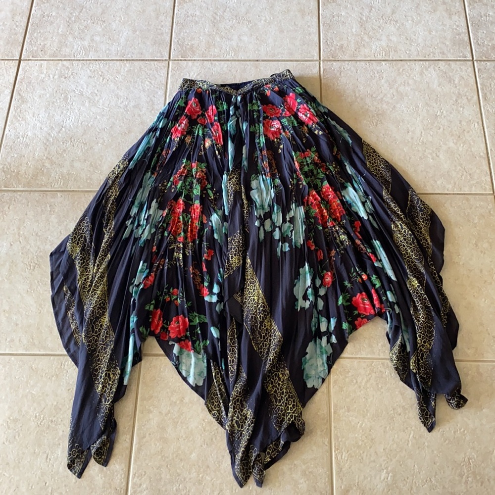 Free people floral skirt great condition. Super pretty and flowy. - Picture 3 of 6
